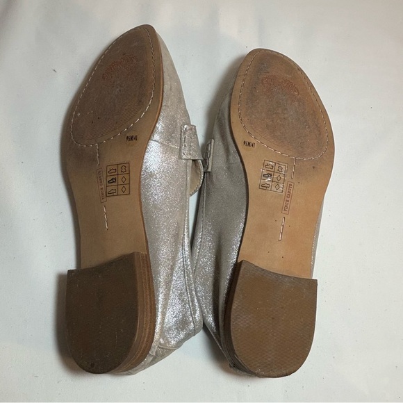 VINCE CAMUTO Sz 9.5 Penny Loafers Flats Almond Toe Cool Gold Colourway Leather - Picture 7 of 8